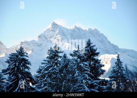 Winteransicht der Berge von Les Ecovets, Villars in den Schweizer Alpen Stockfoto