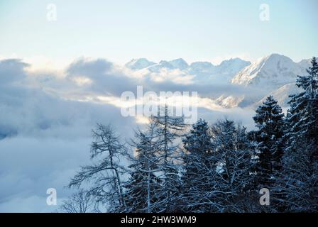 Winteransicht der Berge von Les Ecovets, Villars in den Schweizer Alpen Stockfoto