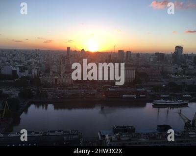 Luftaufnahme des Sonnenuntergangs in Puerto Madero, Buenos Aires Stockfoto