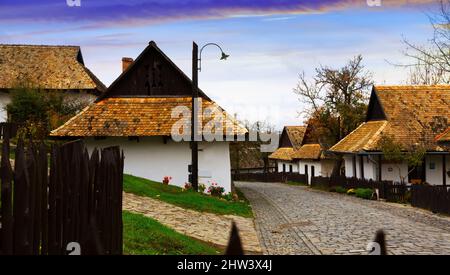 Darstellung der Ansicht auf den Straßen des traditionellen ungarischen Dorfes Helloke Stockfoto