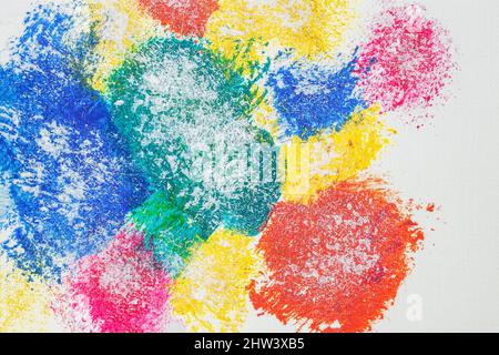 Abstrakter, farbenfroher Acrylhintergrund, helle Blots, Spritzer auf weißem Texturpapier Stockfoto