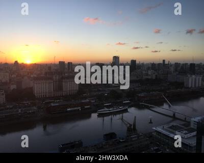 Luftaufnahme des Sonnenuntergangs in Puerto Madero, Buenos Aires Stockfoto