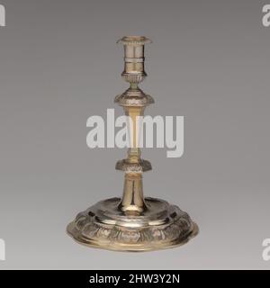 Kunst inspiriert von Candlestick (einer von einem Paar), Master 'RW' (Schwedisch, Upsala, Anfang des 18.. Jahrhunderts), ca. 1710–20, Schwedisch, Uppsals, Silber, teilweise vergoldet, H. 8 1/2 Zoll (21,5 cm); D. stehend 5 3/4 Zoll (15 cm), Metallwerk-Silber, Master 'RW' (Schwedisch, Upsala, Anfang 18. Jahrhundert), Early-, Classic Works modernisiert von Artotop mit einem Schuss Moderne. Formen, Farbe und Wert, auffällige visuelle Wirkung auf Kunst. Emotionen durch Freiheit von Kunstwerken auf zeitgemäße Weise. Eine zeitlose Botschaft, die eine wild kreative neue Richtung verfolgt. Künstler, die sich dem digitalen Medium zuwenden und die Artotop NFT erschaffen Stockfoto