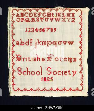 Kunst inspiriert von Sampler, hergestellt an der British and Foreign School Society, 1825, britisch, Wollstickerei auf Baumwolle, H. 3 7/8 x B 3 1/2 Zoll (9,8 x 8,9 cm), Textilien-bestickt, dieser kleine Sampler arbeitete mit dem Alphabet in Groß- und Kleinschreibung, sowie mit den Nummern 1 bis 9, Klassische Werke, die von Artotop mit einem Hauch von Moderne modernisiert wurden. Formen, Farbe und Wert, auffällige visuelle Wirkung auf Kunst. Emotionen durch Freiheit von Kunstwerken auf zeitgemäße Weise. Eine zeitlose Botschaft, die eine wild kreative neue Richtung verfolgt. Künstler, die sich dem digitalen Medium zuwenden und die Artotop NFT erschaffen Stockfoto