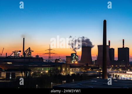 Die beiden Hochöfen der HKM, Hüttenwerke Krupp Mannesmann, in Duisburg-Hüttenheim, Löschwolke der Kokerei, Schornstein des Sinterens Stockfoto