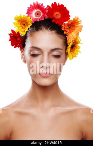 Es fühlt sich ruhig und gelassen an. Ausgeschnittene Aufnahme einer schönen jungen Frau, die eine Blumenkrone mit geschlossenen Augen trägt. Stockfoto