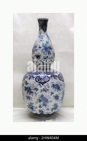 Kunst inspiriert von Double-Gourd Vase (eine von einem Paar, Teil einer Dekoration), ca. 1690, Dutch, Delft, Zinn-glasierte Steingut, Höhe: 19 11/16 Zoll (50 cm), Keramik-Keramik, Garnituren bestehend aus drei, fünf oder sieben Vasen wurden für dekorative Zwecke auf den Schränken platziert werden, Classic Works modernisiert von Artotop mit einem Schuss Moderne. Formen, Farbe und Wert, auffällige visuelle Wirkung auf Kunst. Emotionen durch Freiheit von Kunstwerken auf zeitgemäße Weise. Eine zeitlose Botschaft, die eine wild kreative neue Richtung verfolgt. Künstler, die sich dem digitalen Medium zuwenden und die Artotop NFT erschaffen Stockfoto