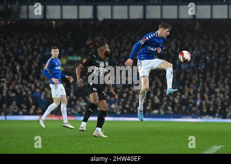 Liverpool, Großbritannien. 03. März 2022. Anthony Gordon #24 von Everton in Aktion in Liverpool, Vereinigtes Königreich am 3/3/2022. (Foto von Craig Thomas/News Images/Sipa USA) Quelle: SIPA USA/Alamy Live News Stockfoto