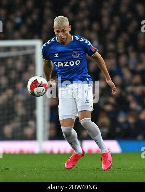 Liverpool, Großbritannien. 03. März 2022. Richarlison #7 von Everton in Aktion in Liverpool, Vereinigtes Königreich am 3/3/2022. (Foto von Craig Thomas/News Images/Sipa USA) Quelle: SIPA USA/Alamy Live News Stockfoto