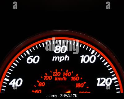 Nachts beleuchtete Kfz-Anzeigen Stockfoto