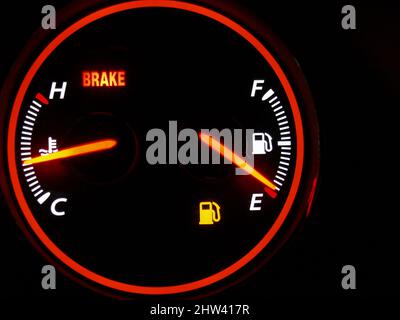 Nachts beleuchtete Kfz-Anzeigen Stockfoto