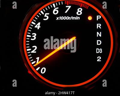Nachts beleuchtete Kfz-Anzeigen Stockfoto