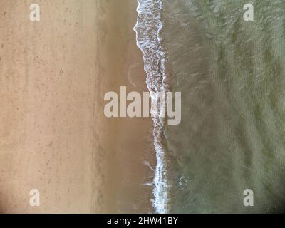 Luftaufnahme auf Sandstrand und Küste des Tyrrhenischen Meeres zwischen zwei touristischen Städten Sperlonga und Terracina in Latium, Italien im Herbst Stockfoto