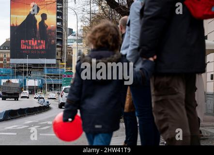 Madrid, Spanien. 19.. Februar 2022. Fußgänger kommen an einer Werbeplakat-Werbetafel von Warner Bros und DC-Comics-Figur, The Batman, Film in Madrid, Spanien, vorbei. (Foto von Miguel Candela/SOPA Images/Sipa USA) Quelle: SIPA USA/Alamy Live News Stockfoto