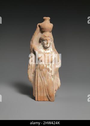 Kunst inspiriert von Terrakotta-Statuette einer weiblichen Wählerin mit Hydria, spätes Cypro-Klassisches I–Cypro-Klassisches II, spätes 5.–4. Jahrhundert v. Chr., Zyperns, Terrakotta; Schimmel- und handgefertigt, h.. 6 Zoll (15,2 cm), Terracottas, die stehende weibliche Figur, die eine Hydria auf dem Kopf trägt, Classic Works, modernisiert von Artotop mit einem Schuss Moderne. Formen, Farbe und Wert, auffällige visuelle Wirkung auf Kunst. Emotionen durch Freiheit von Kunstwerken auf zeitgemäße Weise. Eine zeitlose Botschaft, die eine wild kreative neue Richtung verfolgt. Künstler, die sich dem digitalen Medium zuwenden und die Artotop NFT erschaffen Stockfoto