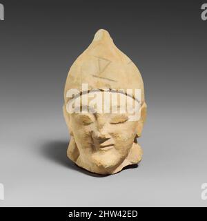 Kunst inspiriert von Kalksteinkopf eines bärtlosen Mannes mit einem Helm griechischen Typs, 4. Century B.C (?), Zypern, Kalkstein, insgesamt: 4 3/8 x 2 3/4 x 2 3/4 Zoll (11,1 x 7 x 7 cm), Cesnola-Inschriften, der kleine behelmte Kopf ist bartlos. Er hat ein lächelndes Gesicht, spitzes Kinn, lidless Augen, Classic Works modernisiert von Artotop mit einem Schuss Moderne. Formen, Farbe und Wert, auffällige visuelle Wirkung auf Kunst. Emotionen durch Freiheit von Kunstwerken auf zeitgemäße Weise. Eine zeitlose Botschaft, die eine wild kreative neue Richtung verfolgt. Künstler, die sich dem digitalen Medium zuwenden und die Artotop NFT erschaffen Stockfoto
