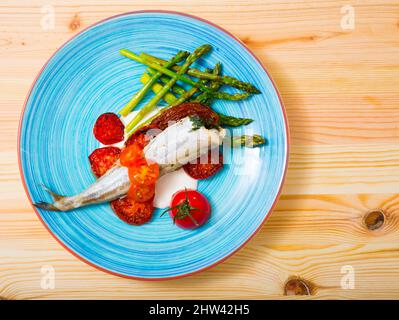 Draufsicht auf gebackenen Wittling mit Gemüse Stockfoto