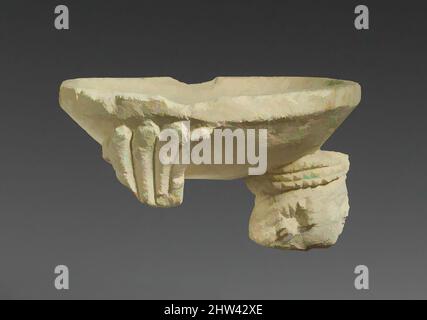 Kunst inspiriert durch Kalksteinfragment einer Sphinx, die einen Räuchergefäß stützt, klassisch, Mitte des 5.. Jahrhunderts v. Chr., zypriotisch, Kalkstein, Insgesamt: 2 5/8 × 4 3/4 Zoll (6,7 × 12,1 cm), Steinskulptur, Weihrauchbrenner mit Spuren von roter Farbe an den Rändern, Flügelspitzen und Kopf, Klassisches Werk, das von Artotop mit einem Schuss Moderne modernisiert wurde. Formen, Farbe und Wert, auffällige visuelle Wirkung auf Kunst. Emotionen durch Freiheit von Kunstwerken auf zeitgemäße Weise. Eine zeitlose Botschaft, die eine wild kreative neue Richtung verfolgt. Künstler, die sich dem digitalen Medium zuwenden und die Artotop NFT erschaffen Stockfoto