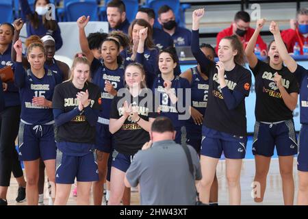 Wilmington, DE, USA. 3. März 2022. Spieler von George Washington feiern nach dem Sieg über die Nummer 5 der La Salle Explorers am Donnerstag, den 03. März 2022, im Chase Fieldhouse in Wilmington, DE. (Bild: © Saquan Stimpson/ZUMA Press Wire) Stockfoto