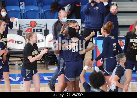 Wilmington, DE, USA. 3. März 2022. Spieler von George Washington feiern nach dem Sieg über die Nummer 5 der La Salle Explorers am Donnerstag, den 03. März 2022, im Chase Fieldhouse in Wilmington, DE. (Bild: © Saquan Stimpson/ZUMA Press Wire) Stockfoto