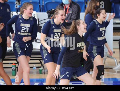 Wilmington, DE, USA. 3. März 2022. Die Spieler von George Washington beginnen zu feiern, nachdem sie am Donnerstag, den 03. März 2022, im Chase Fieldhouse in Wilmington, DE, die Nummer 5 der La Salle Explorers geschlagen haben. (Bild: © Saquan Stimpson/ZUMA Press Wire) Stockfoto