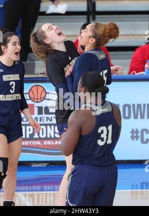 Wilmington, DE, USA. 3. März 2022. Spieler von George Washington feiern nach dem Sieg über die Nummer 5 der La Salle Explorers am Donnerstag, den 03. März 2022, im Chase Fieldhouse in Wilmington, DE. (Bild: © Saquan Stimpson/ZUMA Press Wire) Stockfoto