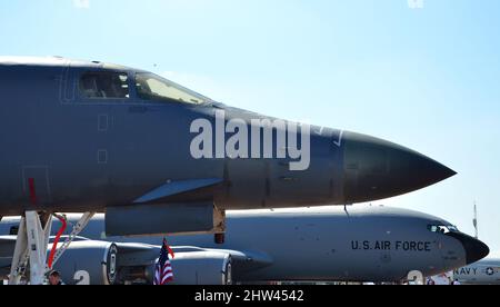 Rockwell B-1B Lancer Bomber und Boeing KC-135 Tanker der United States Air Force Stockfoto