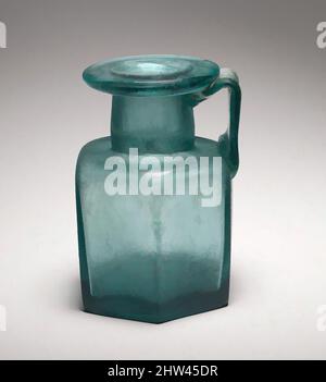 Kunst inspiriert von Glas sechseckige Flasche, früh bis mittelkaiserlich, 2. Hälfte des 1..–3.. Jahrhunderts n. Chr., römisch, Glas; formgeblasen, insgesamt: 5 x 3 9/16 Zoll (12,7 x 9 cm), Glas, Durchscheinend tiefblaugrün; Griff in gleicher Farbe. Rand ausgeklappt, nach unten, rund und innen, mit breitem, abgeflachten Obermaterial, Klassische Werke, die von Artotop mit einem Hauch von Moderne modernisiert wurden. Formen, Farbe und Wert, auffällige visuelle Wirkung auf Kunst. Emotionen durch Freiheit von Kunstwerken auf zeitgemäße Weise. Eine zeitlose Botschaft, die eine wild kreative neue Richtung verfolgt. Künstler, die sich dem digitalen Medium zuwenden und die Artotop NFT erschaffen Stockfoto