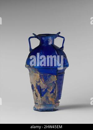 Kunst inspiriert von Glas hexagonal Amphoriskos, frühen Imperial, Julio-Claudian, 1. Hälfte des 1.. Jahrhunderts n. Chr., Roman, Glas; geblasen in einer vierteiligen Form, andere: 5 5/8 × 3 1/8 × 2 13/16 in. (14,2 × 8 × 7,2 cm), Glas, lichtdurchlässig kobaltblau; Griffe in gleicher Farbe. Rim ausgeklappt, rund, und, Classic Works modernisiert von Artotop mit einem Schuss Moderne. Formen, Farbe und Wert, auffällige visuelle Wirkung auf Kunst. Emotionen durch Freiheit von Kunstwerken auf zeitgemäße Weise. Eine zeitlose Botschaft, die eine wild kreative neue Richtung verfolgt. Künstler, die sich dem digitalen Medium zuwenden und die Artotop NFT erschaffen Stockfoto