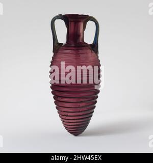 Kunst inspiriert von Glas Amphoriskos mit horizontalen Rippen, frühkaiserlich, flavisch, 2. Hälfte des 1.. Jahrhunderts n. Chr., römisch, Glas; in zweiteiliger Form geblasen, Höhe,4 3/8', Durchmesser, 1 15/16', Glas, Durchscheinend, streifendes Purpur, mit Griffen in durchscheinendem Blau, gemischt mit gelblichem Grün. Rim, Classic Works modernisiert von Artotop mit einem Schuss Moderne. Formen, Farbe und Wert, auffällige visuelle Wirkung auf Kunst. Emotionen durch Freiheit von Kunstwerken auf zeitgemäße Weise. Eine zeitlose Botschaft, die eine wild kreative neue Richtung verfolgt. Künstler, die sich dem digitalen Medium zuwenden und die Artotop NFT erschaffen Stockfoto