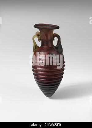 Kunst inspiriert von Glas Amphoriskos mit horizontalen Rippen, frühes Imperial, 2. Hälfte des 1.. Jahrhunderts n. Chr., römisch, Glas; geblasen in einer zweiteiligen Form, H.: 3 1/8 x 1 1/2 x 1 1/16 Zoll (7,9 x 3,8 x 2,7 cm), Glas, lichtdurchlässig-violett, mit einem Griff in lila gestreift mit einigen grünen, die andere in, Classic Works modernisiert von Artotop mit einem Schuss Moderne. Formen, Farbe und Wert, auffällige visuelle Wirkung auf Kunst. Emotionen durch Freiheit von Kunstwerken auf zeitgemäße Weise. Eine zeitlose Botschaft, die eine wild kreative neue Richtung verfolgt. Künstler, die sich dem digitalen Medium zuwenden und die Artotop NFT erschaffen Stockfoto