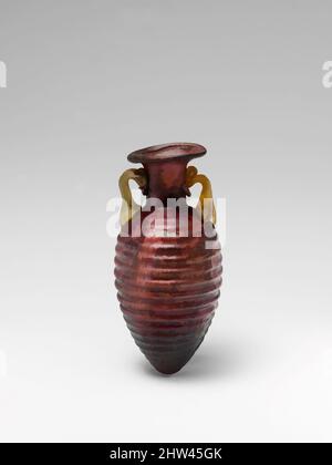 Kunst inspiriert von Glas Amphoriskos mit horizontalen Rippen, frühes Imperial, Flavian, 2. Hälfte des 1.. Jahrhunderts n. Chr., römisch, Glas; geblasen in einer zweiteiligen Form, H. 3 1/8 Zoll (7,9 cm), Glas, lichtdurchlässig violett; Griffe in hellbraunem Gelb. Rim wurde ausgeklappt, über- und eingeklappt und zu Classic Works, die von Artotop mit einem Schuss Modernität modernisiert wurden, abgeflacht. Formen, Farbe und Wert, auffällige visuelle Wirkung auf Kunst. Emotionen durch Freiheit von Kunstwerken auf zeitgemäße Weise. Eine zeitlose Botschaft, die eine wild kreative neue Richtung verfolgt. Künstler, die sich dem digitalen Medium zuwenden und die Artotop NFT erschaffen Stockfoto