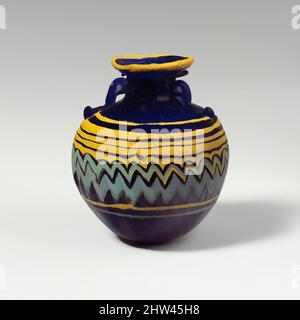 Kunst inspiriert von Glas Aryballos (Parfümflasche), klassisch, Ende 6.–5. Jahrhundert v. Chr., Griechisch, östliches Mittelmeer, Glas; kernförmig, Gruppe I, H.: 2 7/8 Zoll (7,3 cm), Glas, lichtdurchlässig blau, mit gleichfarbigen Griffen; Trails in opak-gelb, wahrscheinlich mit einem anderen in opak, Classic Works modernisiert von Artotop mit einem Schuss Moderne. Formen, Farbe und Wert, auffällige visuelle Wirkung auf Kunst. Emotionen durch Freiheit von Kunstwerken auf zeitgemäße Weise. Eine zeitlose Botschaft, die eine wild kreative neue Richtung verfolgt. Künstler, die sich dem digitalen Medium zuwenden und die Artotop NFT erschaffen Stockfoto