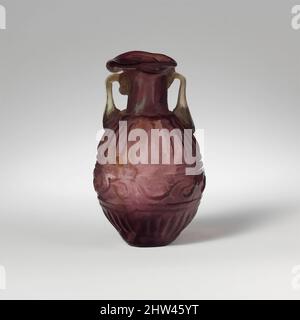 Kunst inspiriert von Glas Amphoriskos (Parfümflasche), frühes Imperium, 1. Jahrhundert n. Chr., römisch, syrisch, Glas; in einer zweiteiligen Form geblasen, H.: 3 Zoll (7,6 cm), Glas, lichtdurchlässig, leicht streifendes Purpur, mit Griffen aus farblosen Glas mit rauchig-grünem Farbton. Unformbare Rohrfelge, gefaltet, Classic Works modernisiert von Artotop mit einem Schuss Moderne. Formen, Farbe und Wert, auffällige visuelle Wirkung auf Kunst. Emotionen durch Freiheit von Kunstwerken auf zeitgemäße Weise. Eine zeitlose Botschaft, die eine wild kreative neue Richtung verfolgt. Künstler, die sich dem digitalen Medium zuwenden und die Artotop NFT erschaffen Stockfoto