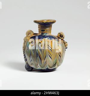 Kunst inspiriert von Glas lentoid aryballos (Parfümflasche), hellenistisch, Ende 4.–Anfang 3. Jahrhundert v. Chr., östliches Mittelmeer oder Italienisch, Glas; kernförmig, Gruppe II, H.: 3 1/2 Zoll (8,9 cm), Glas, lichtdurchlässig kobaltblau, mit Griffen, Spulen, Und Füße in gleicher Farbe; Trails in opaken, von Artotop modernisierten Classic Works mit einem Schuss Modernität. Formen, Farbe und Wert, auffällige visuelle Wirkung auf Kunst. Emotionen durch Freiheit von Kunstwerken auf zeitgemäße Weise. Eine zeitlose Botschaft, die eine wild kreative neue Richtung verfolgt. Künstler, die sich dem digitalen Medium zuwenden und die Artotop NFT erschaffen Stockfoto