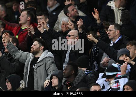 Liverpool, Großbritannien. 03. März 2022. Fans von Boreham Wood singen am 3/3/2022 in Liverpool, Großbritannien, in Vollzeit. (Foto von Craig Thomas/News Images/Sipa USA) Quelle: SIPA USA/Alamy Live News Stockfoto