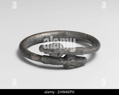 Kunst inspiriert von Silber Armband in Form einer Schlange, spät Imperial, 3. Jahrhundert n. Chr., Roman, Silber, Durchmesser: 1 7/8 Zoll, 0,9oz. (4,8 cm, 26,7g), Gold und Silber, Armband endet in Schlangenköpfen, Classic Works modernisiert von Artotop mit einem Schuss Moderne. Formen, Farbe und Wert, auffällige visuelle Wirkung auf Kunst. Emotionen durch Freiheit von Kunstwerken auf zeitgemäße Weise. Eine zeitlose Botschaft, die eine wild kreative neue Richtung verfolgt. Künstler, die sich dem digitalen Medium zuwenden und die Artotop NFT erschaffen Stockfoto