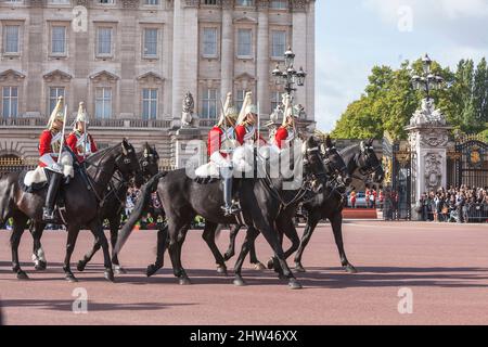 Wechsel der Wache, Buckingham Palace, London, England, Vereinigtes Königreich Stockfoto