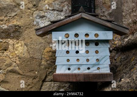 Kleines Insektenhotel, bekannt als Wildtierhotel oder -Stapel, haustähnliche Bauarbeiten, die verschiedenen Insekten helfen, den Winter zu überstehen und im Frühling frei zu gehen Stockfoto