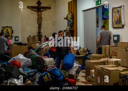 Barcelona, Spanien. 3. März 2022. Ein Freiwilliger stuft humanitäre Hilfe für die Ukraine ein, während die russischen Streitkräfte ihre Angriffe fortsetzen.Quelle: Matthias Oesterle/Alamy Live News Stockfoto