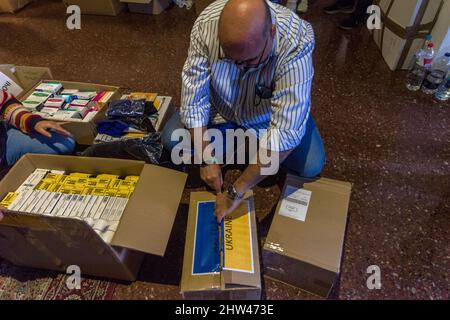 Barcelona, Spanien. 3. März 2022. Ein Freiwilliger stuft humanitäre Hilfe für die Ukraine ein, während die russischen Streitkräfte ihre Angriffe fortsetzen.Quelle: Matthias Oesterle/Alamy Live News Stockfoto