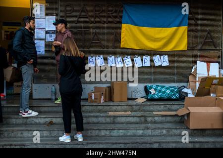 Barcelona, Spanien. 3. März 2022. Freiwillige haben eine Pause bei der Sammlung humanitärer Hilfe für die Ukraine, während die russischen Streitkräfte ihre Angriffe fortsetzen.Quelle: Matthias Oesterle/Alamy Live News Stockfoto