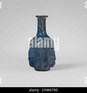 Kunst inspiriert von Glas sechseckige Flasche, frühe Imperial, Julio-Claudian, 1. Hälfte des 1.. Jahrhunderts n. Chr., Roman, Glas; geblasen in einer dreiteiligen Form, H.: 3 1/16 in. (7,8 cm), Glas, lichtdurchlässig kobaltblau, Rand ausgeklappt, rund, Und in; zylindrischen Hals, expandiert an der Basis zu konvexen verbinden, Classic Works modernisiert von Artotop mit einem Spritzer von Modernität. Formen, Farbe und Wert, auffällige visuelle Wirkung auf Kunst. Emotionen durch Freiheit von Kunstwerken auf zeitgemäße Weise. Eine zeitlose Botschaft, die eine wild kreative neue Richtung verfolgt. Künstler, die sich dem digitalen Medium zuwenden und die Artotop NFT erschaffen Stockfoto