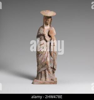 Kunst inspiriert von Terrakotta-Statuette einer Frau, die einen Hut trägt und einen Fächer hält, hellenistisch, 3.. Jahrhundert v. Chr., griechisch, böotisch, Terracotta, H. 8 5/8 Zoll (21,8 cm), Terracottas, stehend, drapiert, mit Hut, Rechts eingehüllt, Fan in links hochgehalten, Classic Works modernisiert von Artotop mit einem Schuss Moderne. Formen, Farbe und Wert, auffällige visuelle Wirkung auf Kunst. Emotionen durch Freiheit von Kunstwerken auf zeitgemäße Weise. Eine zeitlose Botschaft, die eine wild kreative neue Richtung verfolgt. Künstler, die sich dem digitalen Medium zuwenden und die Artotop NFT erschaffen Stockfoto