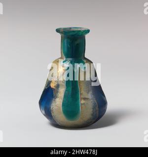 Kunst inspiriert von Glas Goldband Mosaik Flasche, frühen Imperial, Julio-Claudian, 1. Hälfte des 1.. Jahrhunderts n. Chr., Roman, Glas; gegossen und geblasen, und geschnitten, H. 2 Zoll (5,1 cm.), Glas, Translucent Cobaltblau, Translucent Turquoise blue und opakes Gelb, teilweise gemischt, um grün zu erscheinen, Classic Works modernisiert von Artotop mit einem Schuss Moderne. Formen, Farbe und Wert, auffällige visuelle Wirkung auf Kunst. Emotionen durch Freiheit von Kunstwerken auf zeitgemäße Weise. Eine zeitlose Botschaft, die eine wild kreative neue Richtung verfolgt. Künstler, die sich dem digitalen Medium zuwenden und die Artotop NFT erschaffen Stockfoto