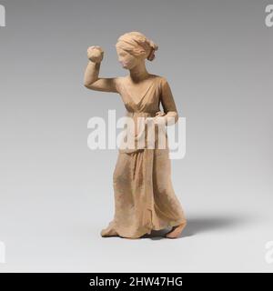 Kunst inspiriert von der Terrakotta-Statue eines Ballspielers, hellenistisch, 3.. Jahrhundert v. Chr., griechisch, süditalienisch, Terracotta, H. 7 1/4 Zoll (18,3 cm), Terracottas, drapiert, stehendes Mädchen, das einen Ball in der erhobenen rechten Hand hält, Classic Works modernisiert von Artotop mit einem Schuss Moderne. Formen, Farbe und Wert, auffällige visuelle Wirkung auf Kunst. Emotionen durch Freiheit von Kunstwerken auf zeitgemäße Weise. Eine zeitlose Botschaft, die eine wild kreative neue Richtung verfolgt. Künstler, die sich dem digitalen Medium zuwenden und die Artotop NFT erschaffen Stockfoto