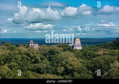 Die Tempel I, II und III ragen im Tikal National Park, Petén, Guatemala, über den Dschungel Stockfoto