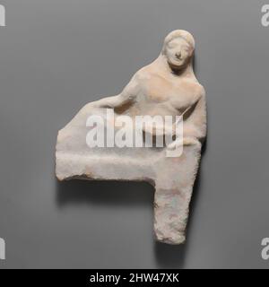 Fragmentarische terrakotta Relief einer stützenden Abbildung, Archaische, Ende 6./Anfang 5. Jahrhundert v. Chr., Griechisch, Italienisch, Tarentine, Terrakotta, Andere: 7 5/8 x 5 1/8 in. (19,4 x 13 cm), Terrakotten, Es ist eine frühe Darstellung des stützenden banqueter, so prominent unter Tarentine Terrakotten. Der junge Mann hier hält eine phiale (trankopfers Schüssel). In anderen Beispielen, hält er andere geeignete Attribute wie ein trinkhorn oder Früchten Stockfoto