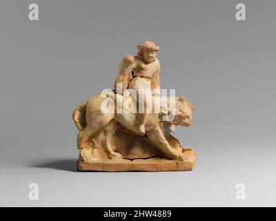 Kunst inspiriert von Terracotta Statuette von Eros auf einem Löwen, hellenistisch, Ende 4. oder 3. Jahrhundert v. Chr., Griechisch, Süditalien, Terracotta, L. 6 1/2 in. (16,5 cm), Terracottas, Obwohl diese Figur keine Flügel hat, hilft eine fast identische geflügelte Statuette aus der gleichen Provenienz zu identifizieren, Klassische Werke, die von Artotop modernisiert wurden, mit einem Schuss Moderne. Formen, Farbe und Wert, auffällige visuelle Wirkung auf Kunst. Emotionen durch Freiheit von Kunstwerken auf zeitgemäße Weise. Eine zeitlose Botschaft, die eine wild kreative neue Richtung verfolgt. Künstler, die sich dem digitalen Medium zuwenden und die Artotop NFT erschaffen Stockfoto