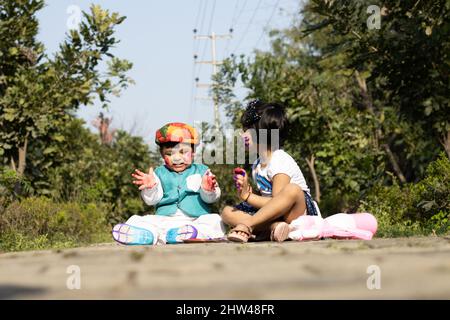 Happy Asian Indian Kids Boy Und Girl Genießen Das Festival Der Farben Mit Holi Color Powder Genannt Gulal Oder Rang Stockfoto